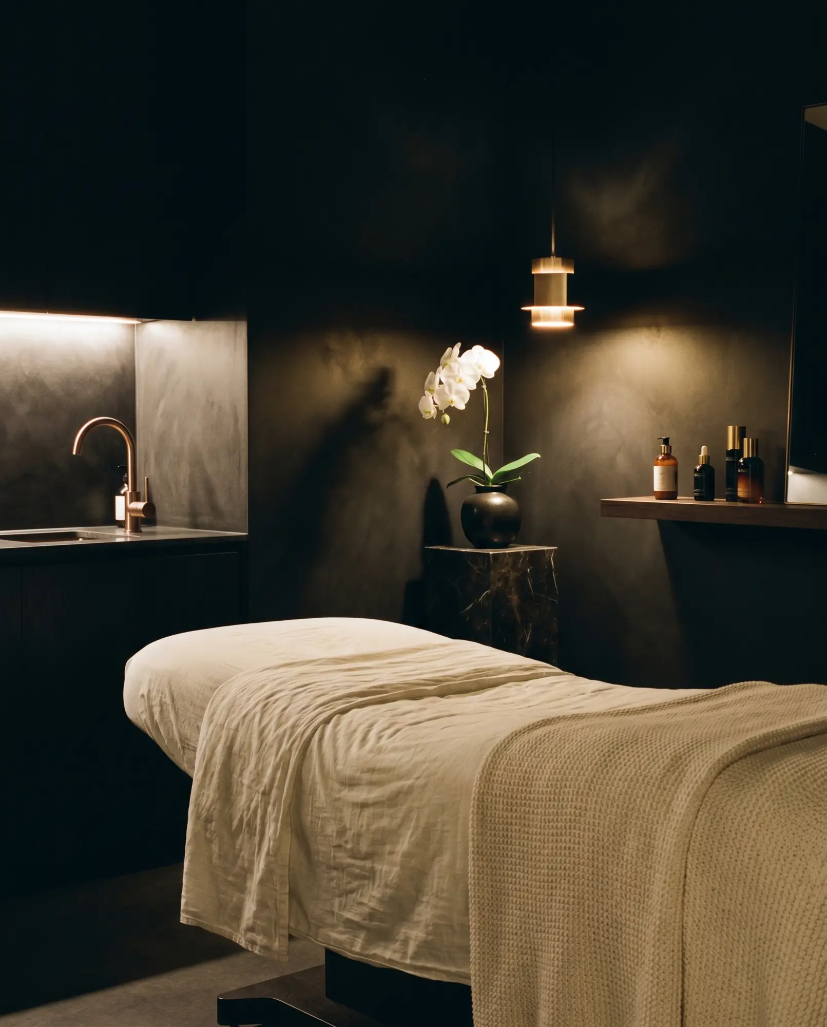 Concepto Velara Aesthetics, clínica estética en oro rosa sobre negro